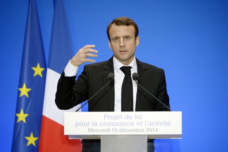 BN-FY452_macron_P_20141210073022