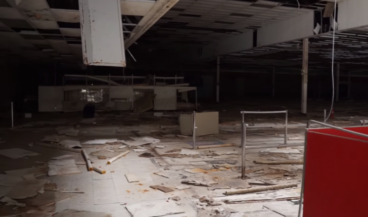 廃墟と化すショッピングモール